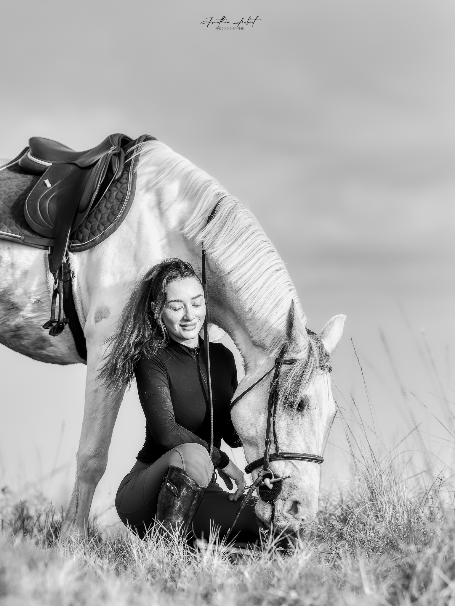 Portrait équestre noir et blanc avec cheval baissant la tête