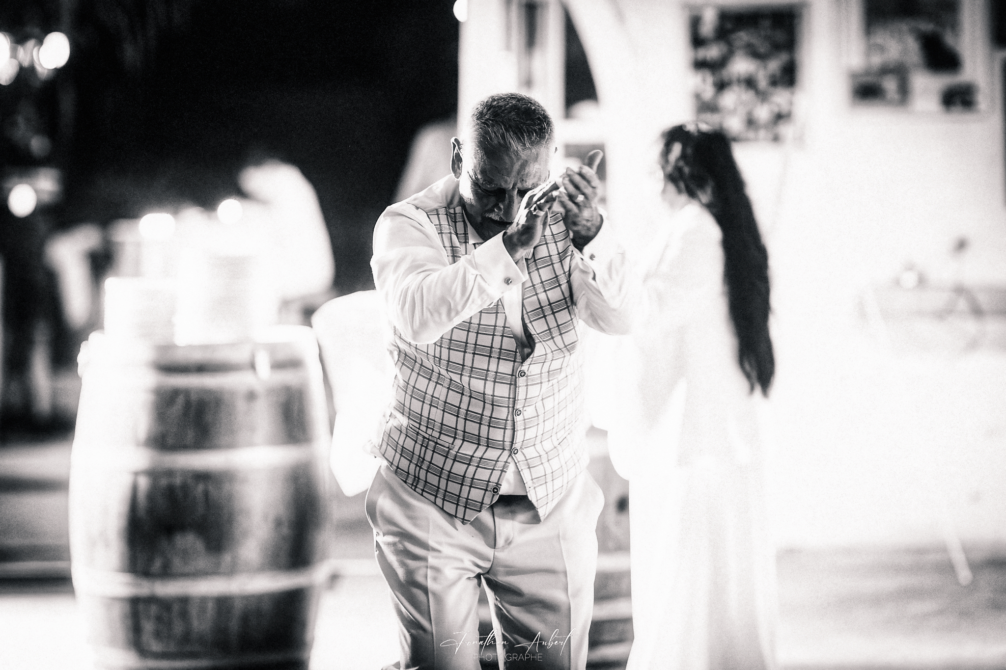 Moment d’émotion en noir et blanc pendant la soirée de mariage