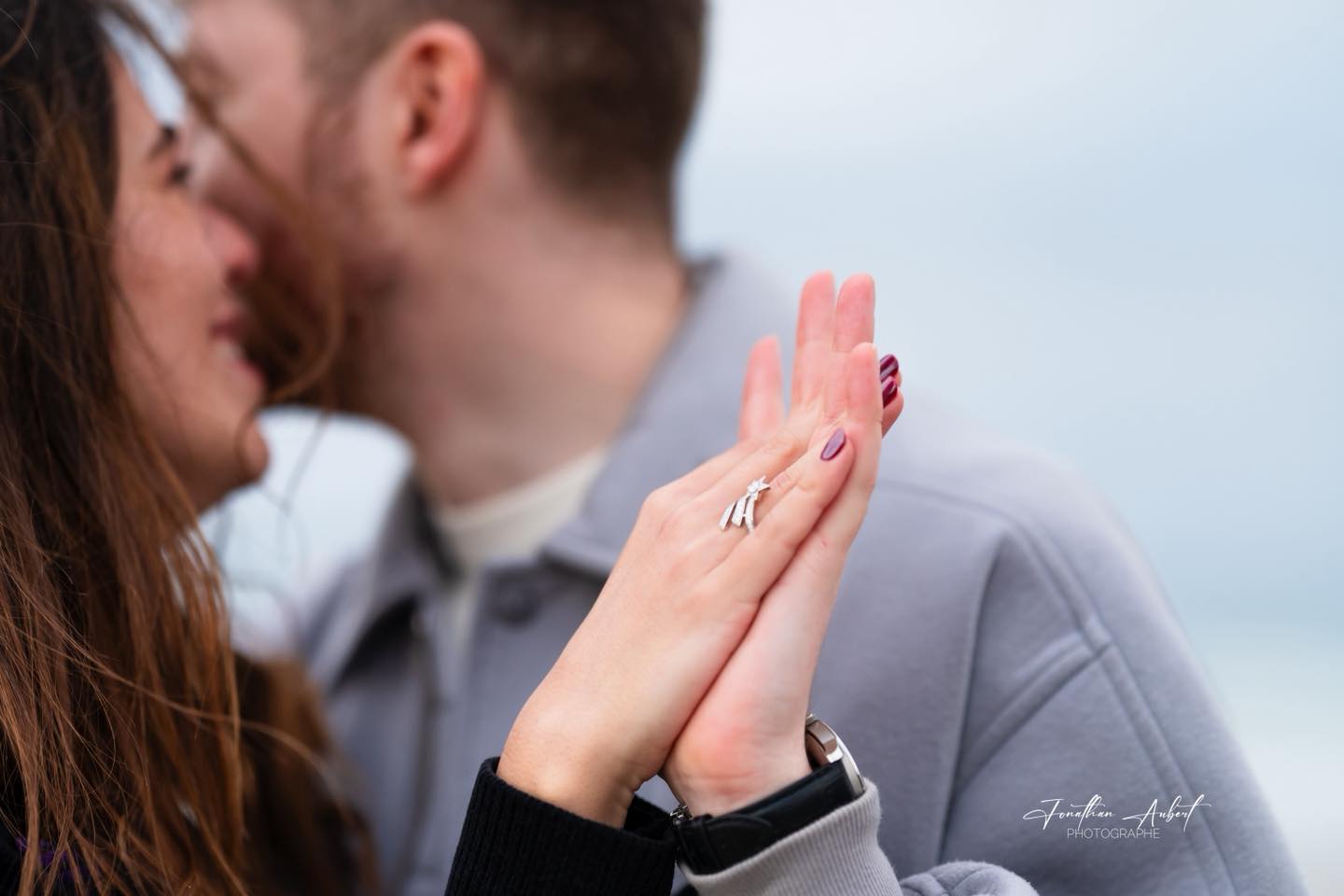 Détail d’alliance pendant un reportage mariage