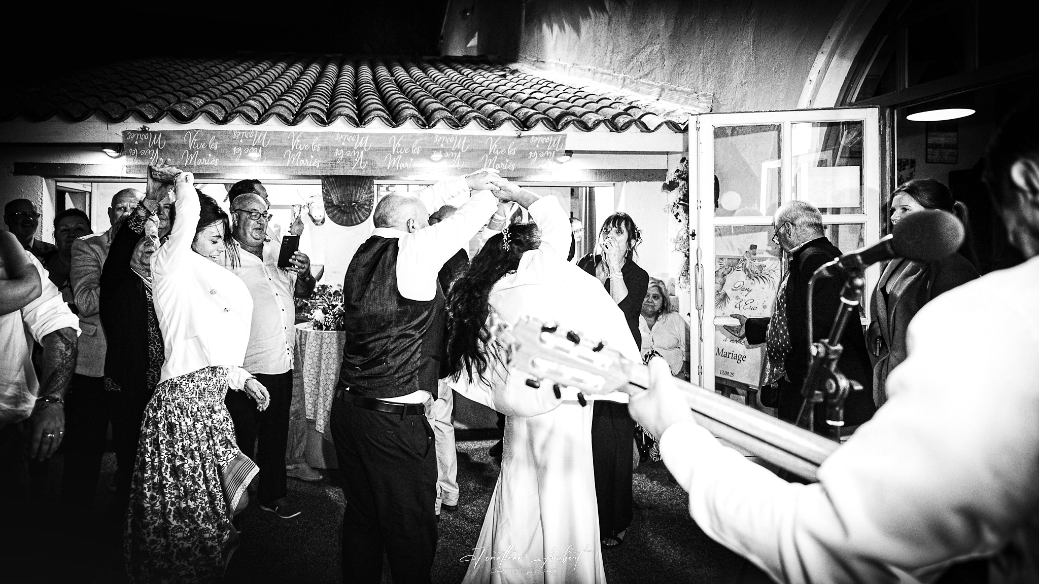 Danse et moment de fête pendant un mariage