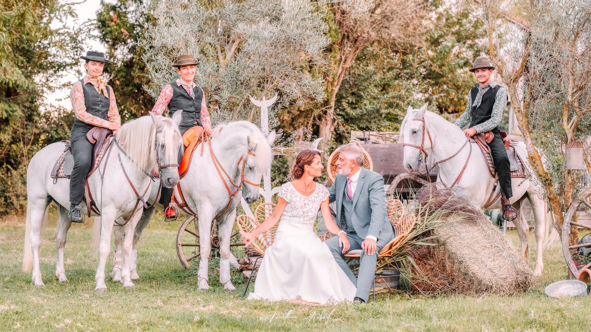 Couple de mariés avec chevaux en Camargue