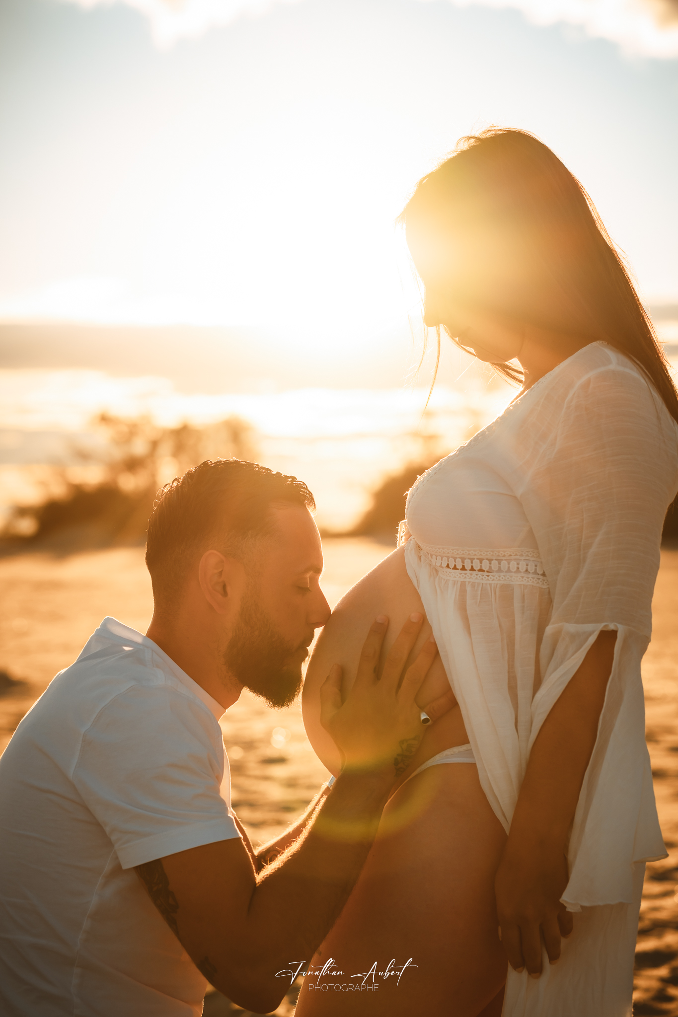 Moment de couple pendant une séance grossesse
