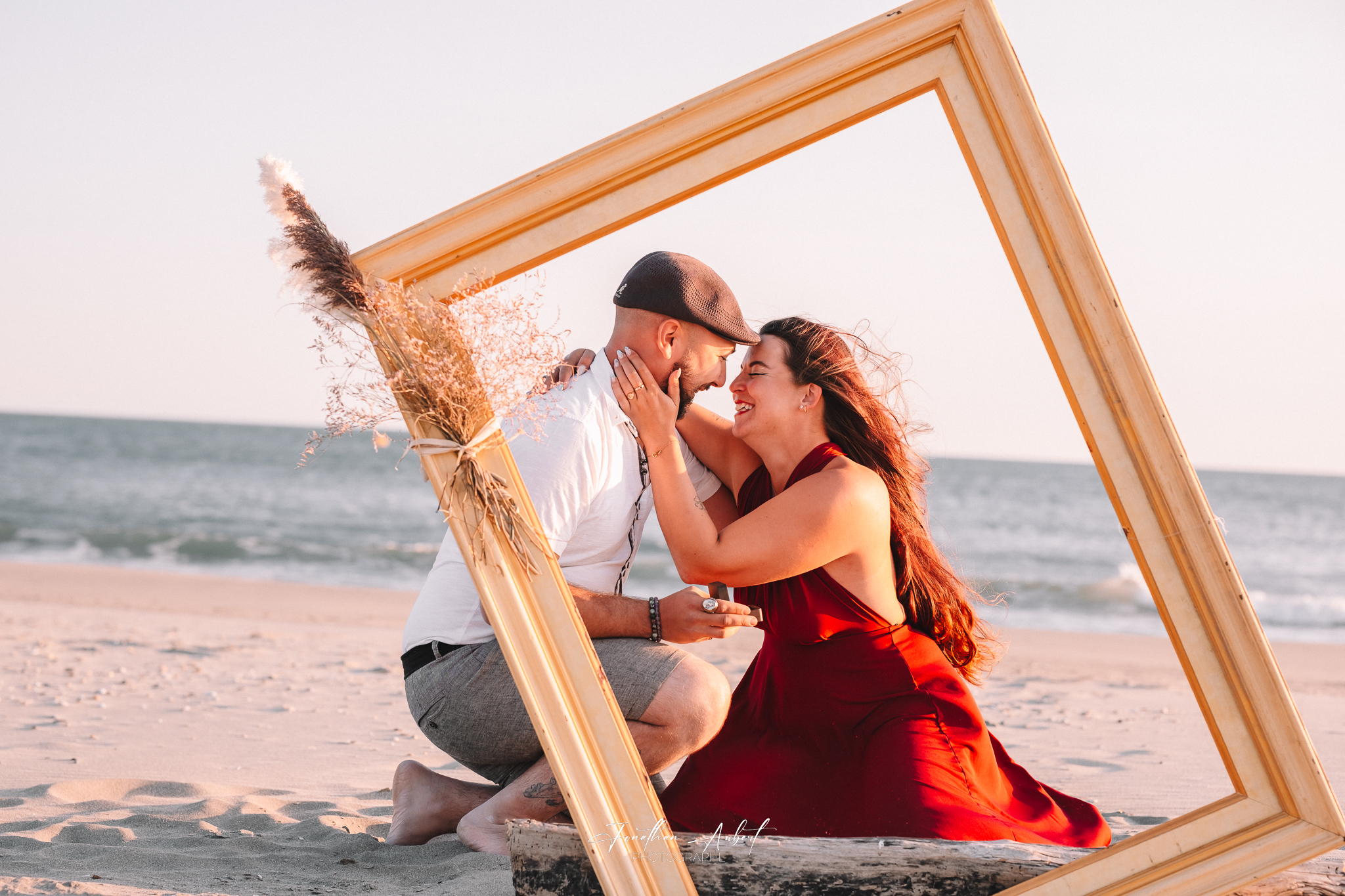 Séance couple en bord de mer dans une lumière douce de fin de journée